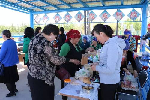 村民聚集小巴扎销售特色农副产品
