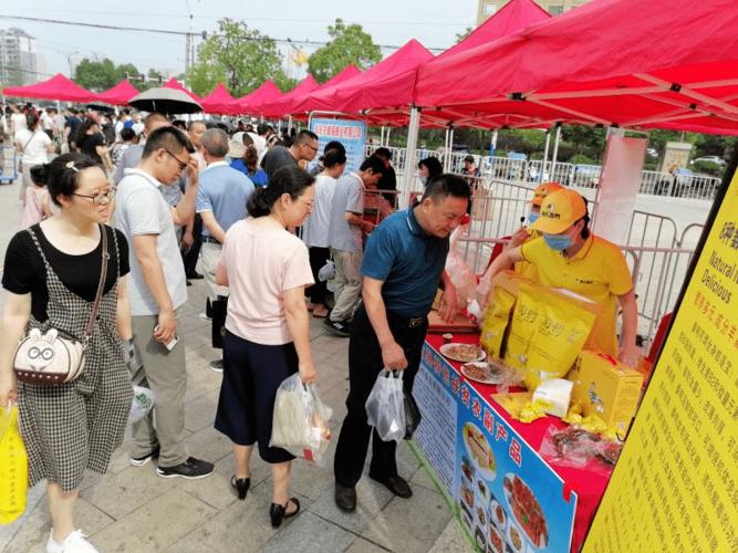 这样火热的场面阜南县委副书记拱艳一行现场参观农副产品销售现场参观